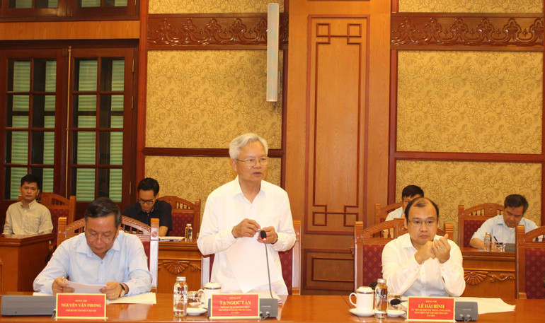 Đồng chí Tạ Ngọc Tấn báo cáo tình hình triển khai nhiệm vụ tổng kết 40 năm đổi mới.