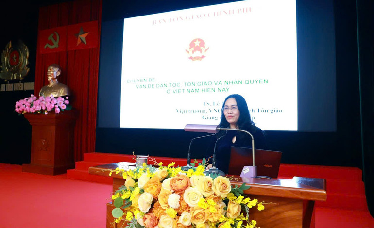 Bà Lê Thị Liên, Viện trưởng Viện chính sách tôn giáo, báo cáo viên Hội nghị.