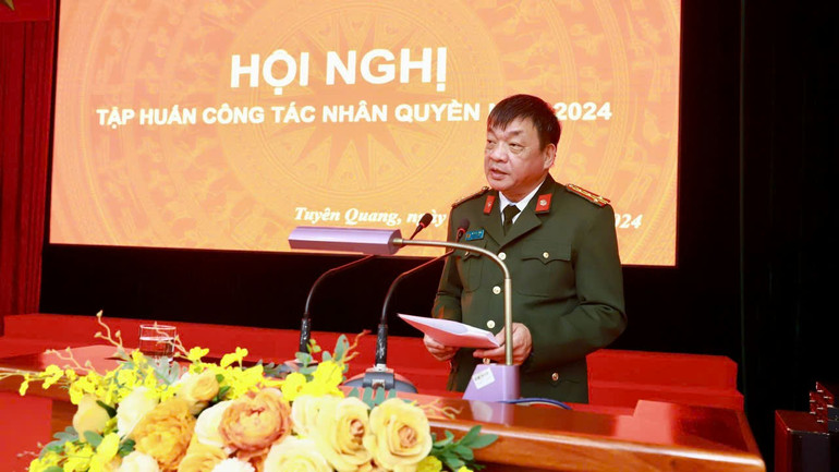 Đại tá Hà Phúc Thịnh, Phó Giám đốc Công an tỉnh, Phó Trưởng ban Thường trực Ban Chỉ đạo Nhân quyền tỉnh phát biểu tại Hội nghị.