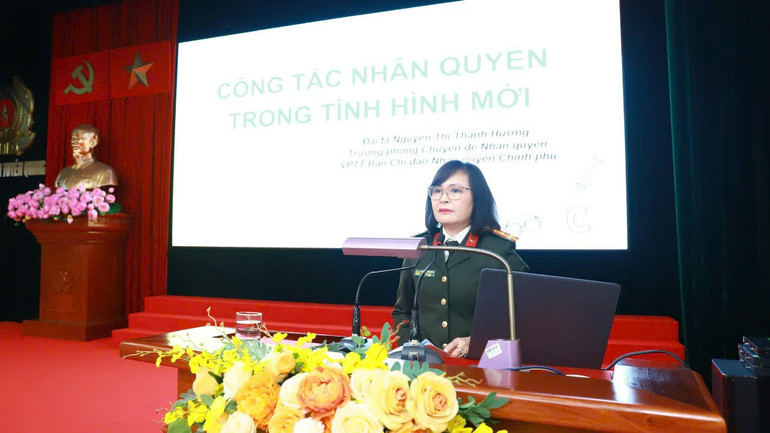 Đại tá Nguyễn Thị Thanh Hương, Trưởng Phòng Chuyên đề Nhân quyền, Văn phòng Thường trực về Nhân quyền Chính phủ, báo cáo viên Hội nghị.