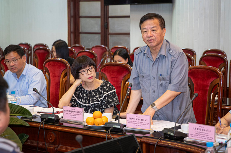 Đồng chí Phạm Văn Huấn, Chuyên gia Ban Chỉ đạo 35 Quân ủy Trung ương, nguyên Tổng Biên tập báo Quân đội nhân dân, Ủy viên Hội đồng Chung khảo phát biểu ý kiến. (Ảnh: Sơn Tùng)