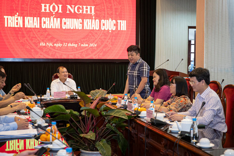 Đồng chí Quế Đình Nguyên, Phó Tổng Biên tập Báo Nhân Dân, Phó Chủ tịch Hội đồng phát biểu tại Hội nghị. (Ảnh: Sơn Tùng)