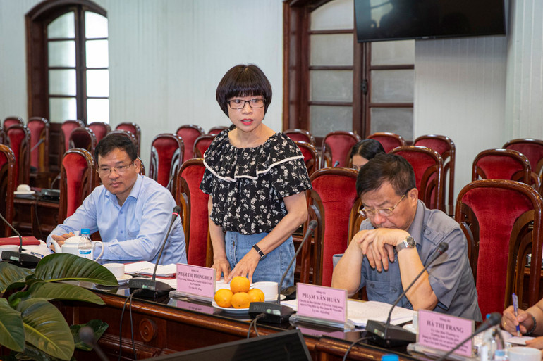 Đồng chí Phạm Thị Phong Điệp, Vụ trưởng, Trưởng ban Tuyên truyền lý luận, Báo Nhân Dân, Ủy viên Hội đồng đóng góp ý kiến. (Ảnh: Sơn Tùng)