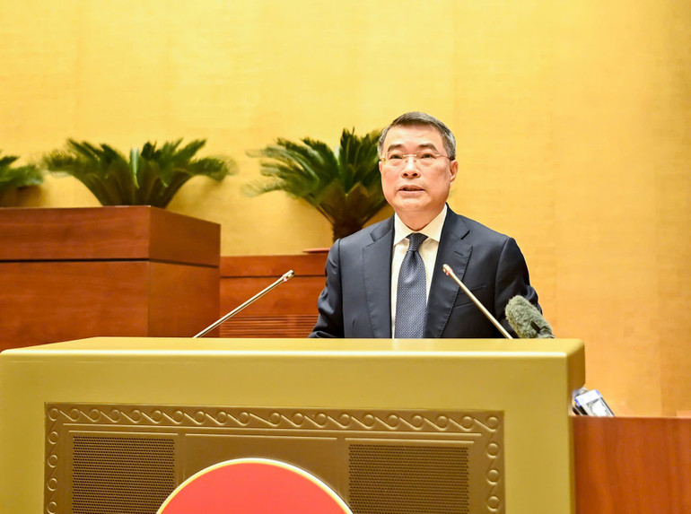 Đồng chí Lê Minh Hưng giới thiệu chuyên đề về tiếp tục sắp xếp tổ chức bộ máy tinh gọn, hiệu năng, hiệu lực, hiệu quả. (Ảnh DUY LINH)