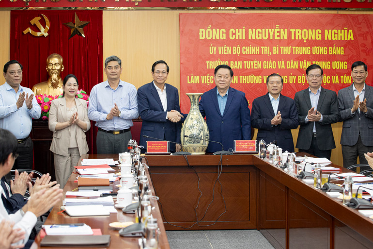 Đồng chí Nguyễn Trọng Nghĩa chúc mừng lãnh đạo Bộ Dân tộc và Tôn giáo. (Ảnh: SƠN TÙNG)