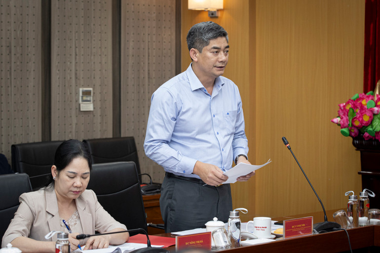 Đồng chí Y Vinh Tơr báo cáo tình hình sau khi thành lập Bộ Dân tộc và Tôn giáo. (Ảnh: SƠN TÙNG)