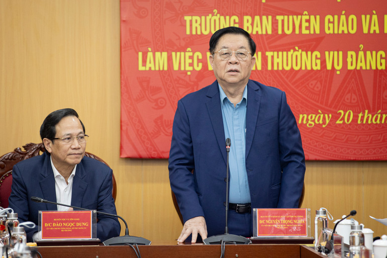 Đồng chí Nguyễn Trọng Nghĩa phát biểu kết luận buổi làm việc. (Ảnh: SƠN TÙNG)