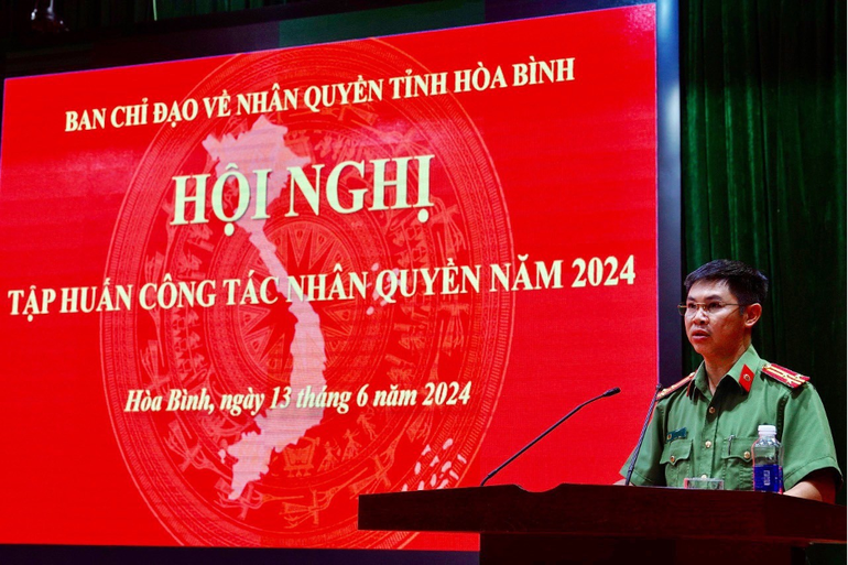 Thượng tá, TS Bùi Việt Hùng, Phó Trưởng Ban Thường trực Ban Chỉ đạo về Nhân quyền tỉnh Hòa Bình phát biểu tại Hội nghị.