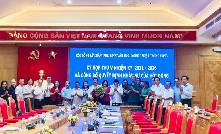 Đồng chí Nguyễn Trọng Nghĩa chụp ảnh với các thành viên Hội đồng