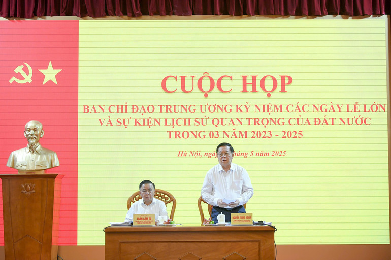 Đồng chí Nguyễn Trọng Nghĩa điều hành cuộc họp. (Ảnh: THẾ ĐẠI)