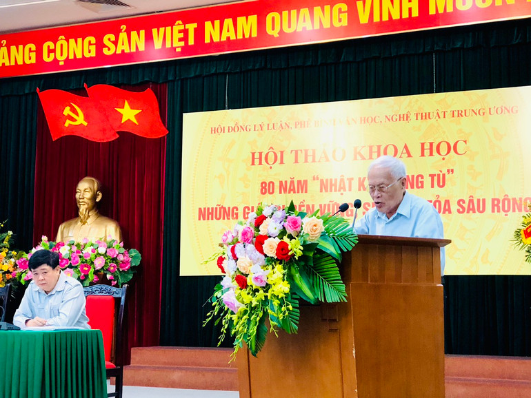 GS Phong Lê trình bày tham luận tại Hội thảo.