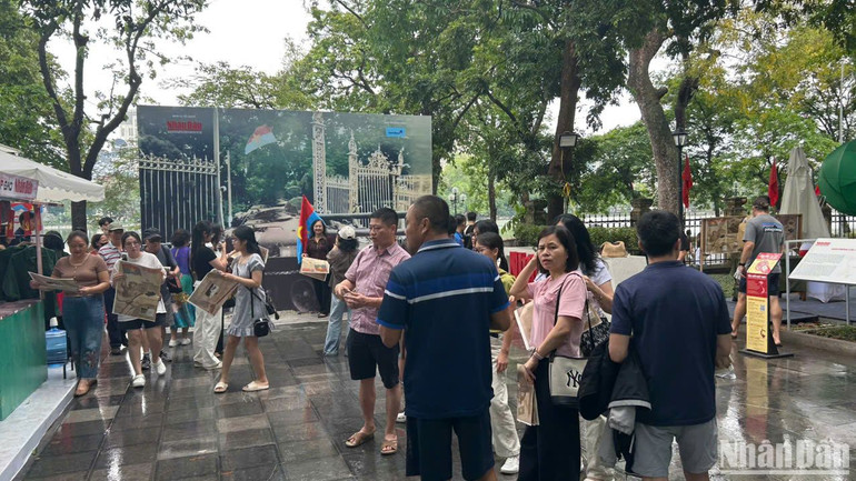 Khoảng 10 giờ 30 phút, trời ngớt mưa, lượng người đến tham quan triển lãm ngày một đông hơn. Khoảng 10 giờ 30 phút, trời ngớt mưa, lượng người đến tham quan triển lãm ngày một đông hơn.