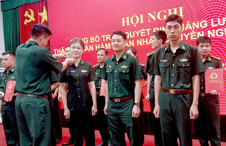 Thượng tá Nguyễn Danh Tuệ, Phó Chỉ huy trưởng, Tham mưu trưởng trao quân hàm cho các đồng chí được thăng quân hàm năm 2025. Thượng tá Nguyễn Danh Tuệ, Phó Chỉ huy trưởng, Tham mưu trưởng trao quân hàm cho các đồng chí được thăng quân hàm năm 2025.