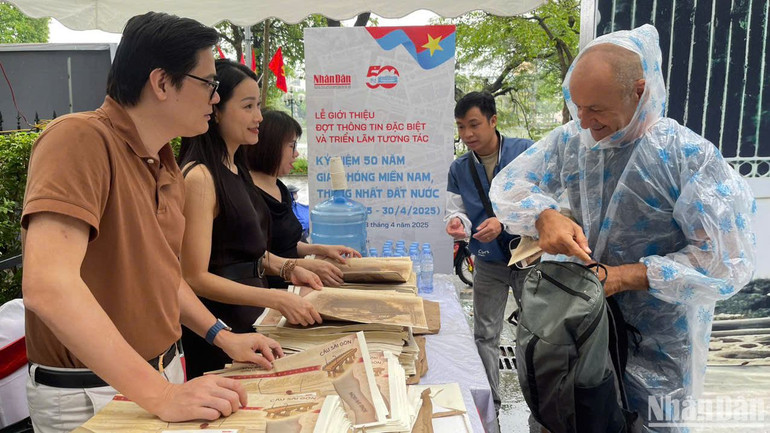 Du khách nước ngoài không ngại “đội mưa” đến triển lãm. Du khách nước ngoài không ngại “đội mưa” đến triển lãm.