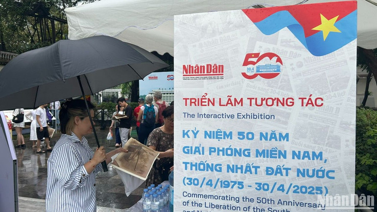 Cơn mưa lớn không thể làm giảm độ “hot” của triển lãm. Cơn mưa lớn không thể làm giảm độ “hot” của triển lãm.