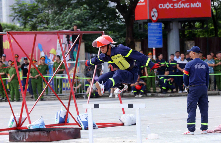 Vận động viên tham gia môn thi 4x100m chạy tiếp sức cứu người và chữa cháy. (Nguồn: Công an Thành phố Hà Nội) Vận động viên tham gia môn thi 4x100m chạy tiếp sức cứu người và chữa cháy. (Nguồn: Công an Thành phố Hà Nội)