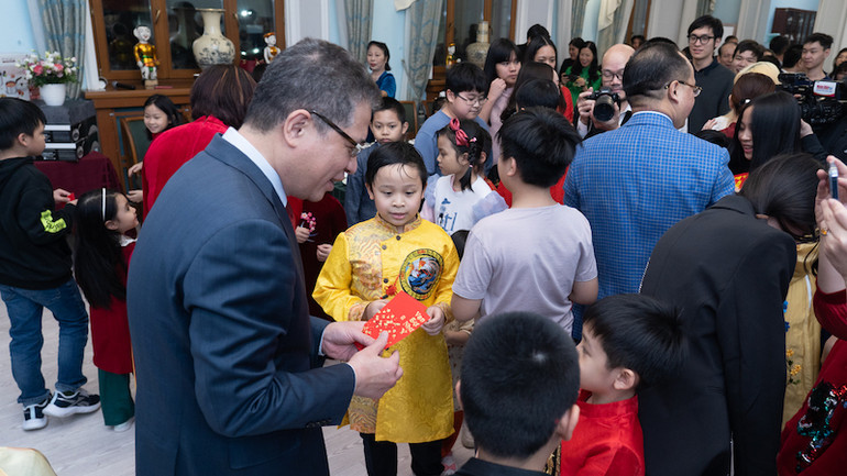 Đại sứ Đặng Minh Khôi mừng tuổi đầu năm cho các em nhỏ. Ảnh: Thanh Thể