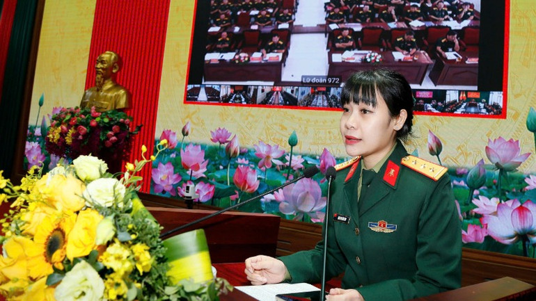 Nữ sĩ quan trẻ chia sẻ tại buổi đối thoại.