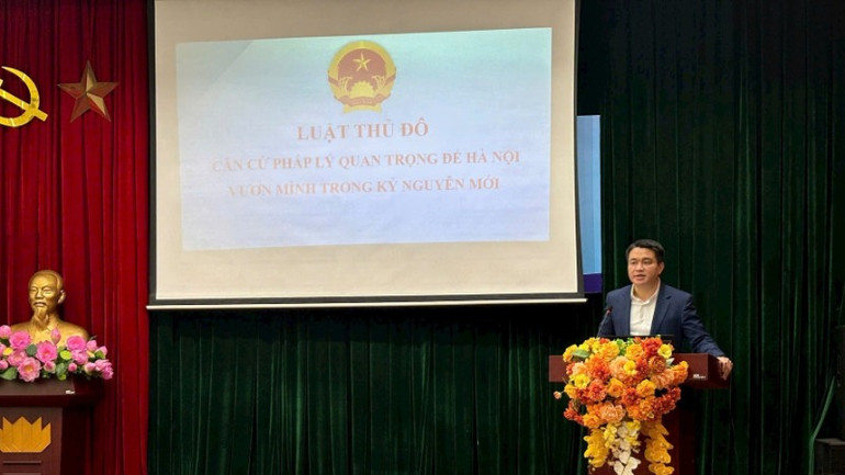 Trưởng Ban Pháp chế Hội đồng nhân dân thành phố Hà Nội Duy Hoàng Dương giới thiệu, phổ biến các nghị quyết tại hội nghị.