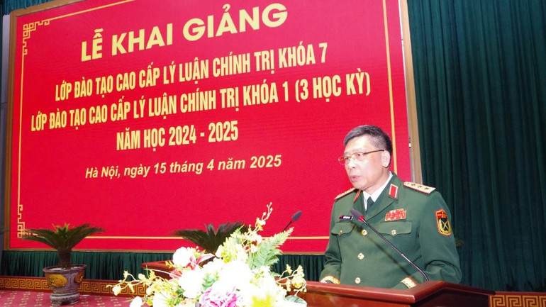 Giám đốc Học viện Quốc phòng Trần Việt Khoa phát biểu khai giảng buổi lễ.