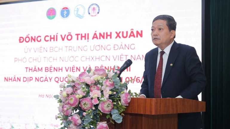 Giám đốc Bệnh viện Phổi Trung ương Đinh Văn Lượng phát biểu.