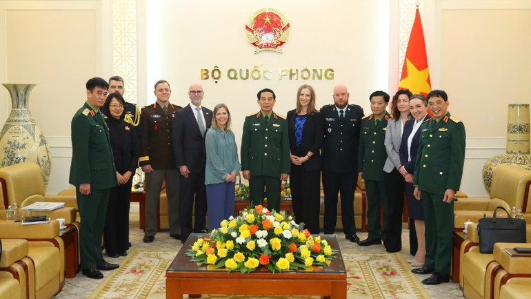 Bộ trưởng Phan Văn Giang và bà Stefanie Beck cùng các đại biểu hai đoàn.