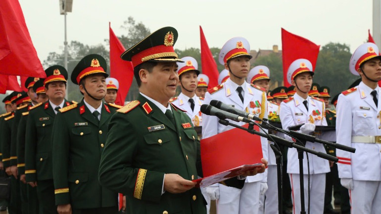 Thiếu tướng Bế Hải Triều, Cục trưởng Cục Dân vận, Tổng cục Chính trị Quân đội nhân dân Việt Nam báo công dâng Bác.