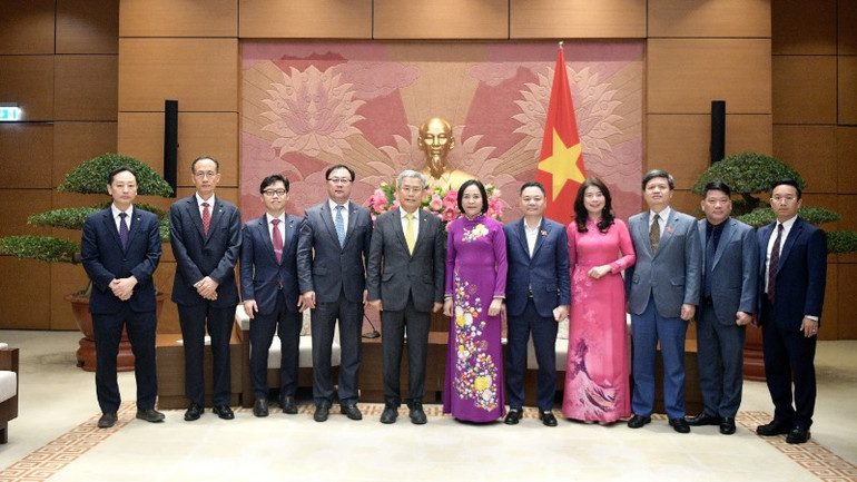 Phó Chủ tịch Quốc hội Nguyễn Thị Thanh và các đại biểu chụp ảnh lưu niệm.