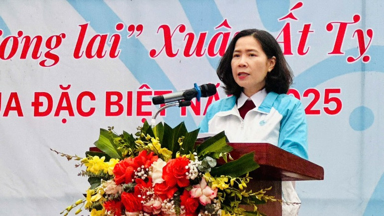 Chủ tịch Hội Liên hiệp Phụ nữ thành phố Hà Nội Lê Kim Anh phát biểu.