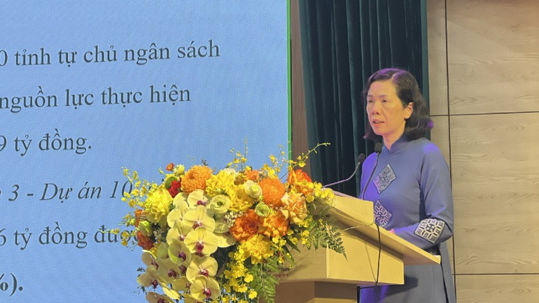 Phó Chủ tịch Hội Liên hiệp Phụ nữ Việt Nam Nguyễn Thị Minh Hương phát biểu tại hội nghị.