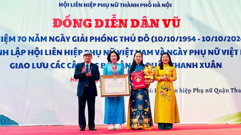 Hội đồng Xác lập Tổ chức kỷ lục Việt Nam trao Bằng xác lập kỷ lục cho Hội Liên hiệp Phụ nữ thành phố Hà Nội.