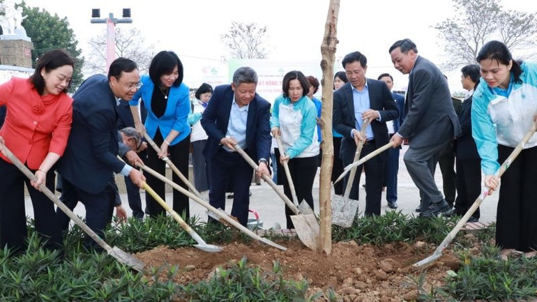 Các đại biểu tham gia Tết trồng cây “Phụ nữ vun trồng tương lai” năm 2024.