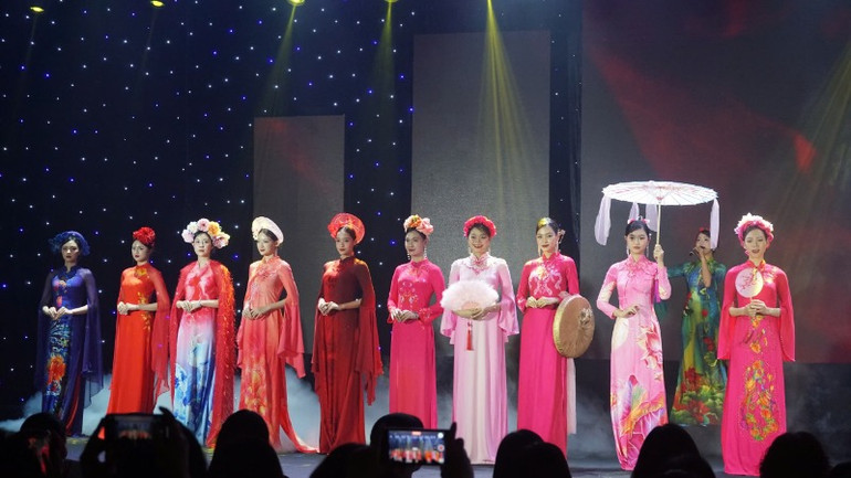 Những bộ sưu tập áo dài được lấy cảm hứng từ kho tàng di sản văn hóa Việt Nam, cảnh sắc thiên nhiên ba miền. Những bộ sưu tập áo dài được lấy cảm hứng từ kho tàng di sản văn hóa Việt Nam, cảnh sắc thiên nhiên ba miền.