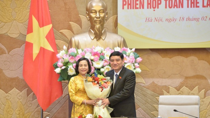 Phó Chủ tịch Quốc hội Nguyễn Thị Thanh chúc mừng Chủ nhiệm Ủy ban Văn hóa và Xã hội Nguyễn Đắc Vinh.