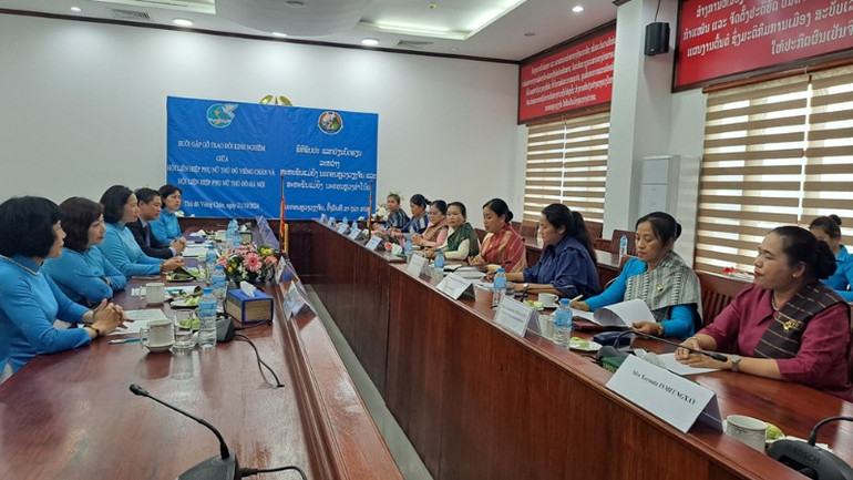 Đoàn đại biểu Hội Liên hiệp Phụ nữ Hà Nội làm việc với Hội Liên hiệp Phụ nữ Thủ đô Viêng Chăn.
