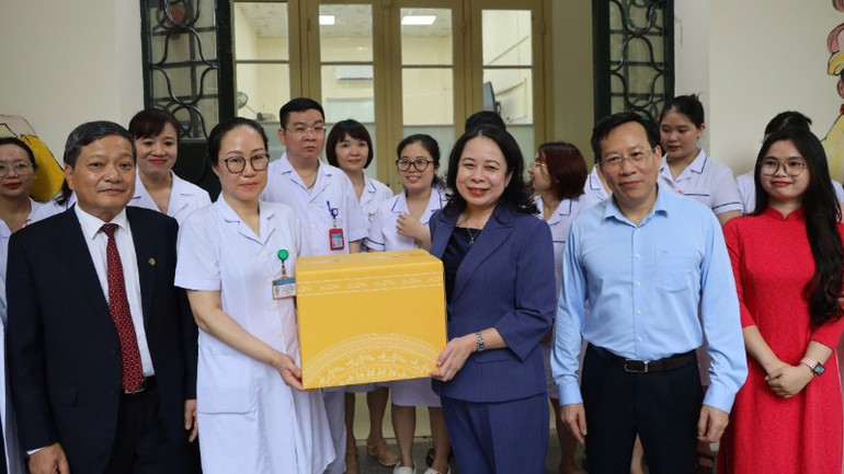 Phó Chủ tịch nước Võ Thị Ánh Xuân tặng quà đội ngũ y bác sĩ Khoa Nhi, Bệnh viện Phổi Trung ương.