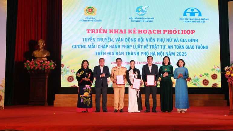 Hội Liên hiệp Phụ nữ thành phố, Công an thành phố và Ban An toàn giao thông thành phố Hà Nội ký kết Kế hoạch phối hợp tuyên truyền. Hội Liên hiệp Phụ nữ thành phố, Công an thành phố và Ban An toàn giao thông thành phố Hà Nội ký kết Kế hoạch phối hợp tuyên truyền.