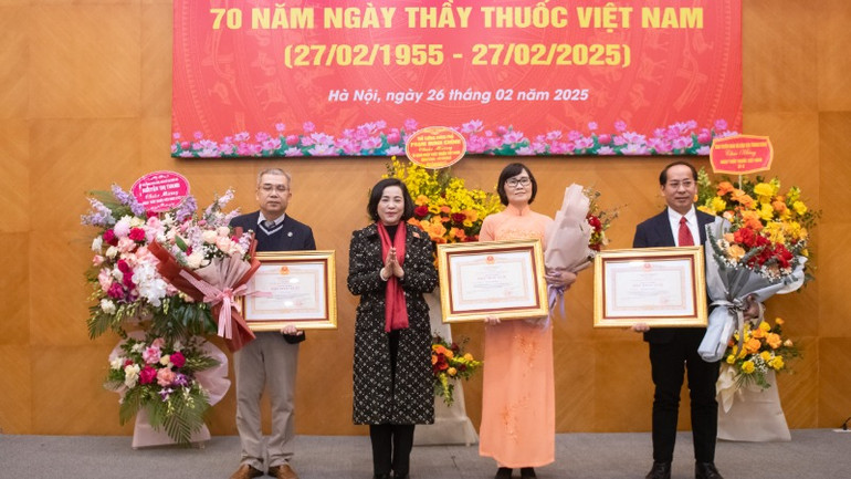 Phó Chủ tịch Quốc hội Nguyễn Thị Thanh trao Danh hiệu Thầy thuốc ưu tú tặng ba thầy thuốc của Viện Vệ sinh dịch tễ Trung ương.