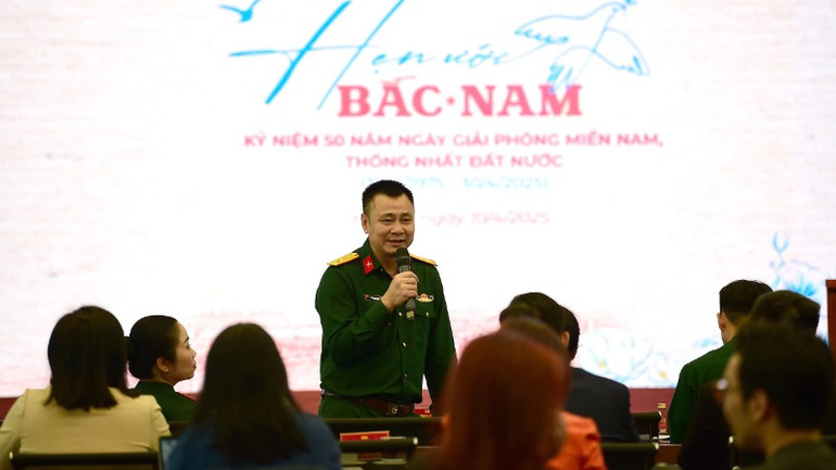 Nghệ sĩ Nhân dân Tự Long, Giám đốc Nhà hát Chèo Quân đội chia sẻ tại buổi gặp mặt. Nghệ sĩ Nhân dân Tự Long, Giám đốc Nhà hát Chèo Quân đội chia sẻ tại buổi gặp mặt.