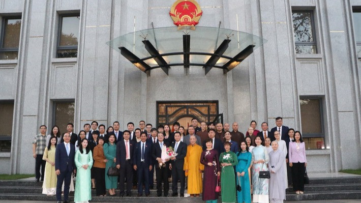 Phó Chủ tịch Quốc hội Nguyễn Đức Hải và Đoàn đại biểu Quốc hội Việt Nam với cán bộ, nhân viên Đại sứ quán và cộng đồng người Việt Nam tại Ấn Độ. Ảnh: TTXVN Phó Chủ tịch Quốc hội Nguyễn Đức Hải và Đoàn đại biểu Quốc hội Việt Nam với cán bộ, nhân viên Đại sứ quán và cộng đồng người Việt Nam tại Ấn Độ. Ảnh: TTXVN