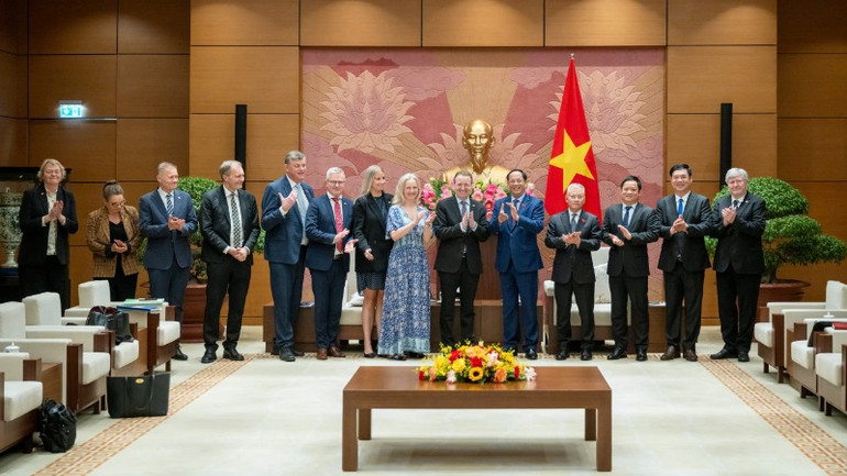 Các đại biểu chụp ảnh lưu niệm.