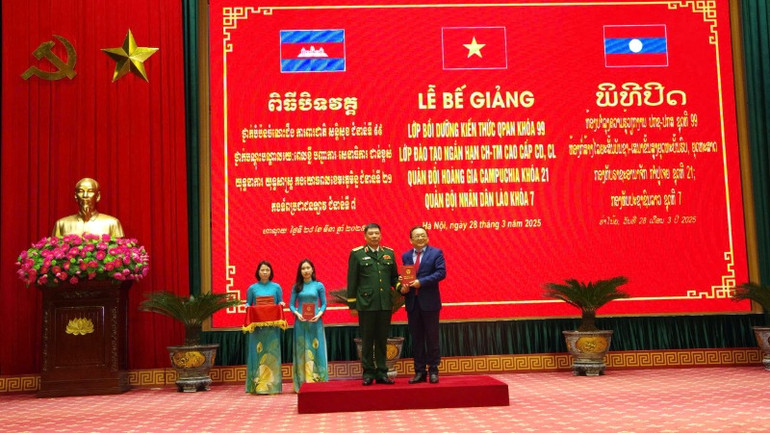 Giám đốc Học viện Quốc phòng Trần Việt Khoa trao chứng nhận hoàn thành chương trình bồi dưỡng kiến thức quốc phòng-an ninh cho học viên.