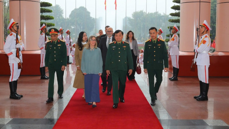 Thượng tướng Hoàng Xuân Chiến, Thứ trưởng Quốc phòng Việt Nam đón bà Stefanie Beck, Thứ trưởng Quốc phòng Canada.