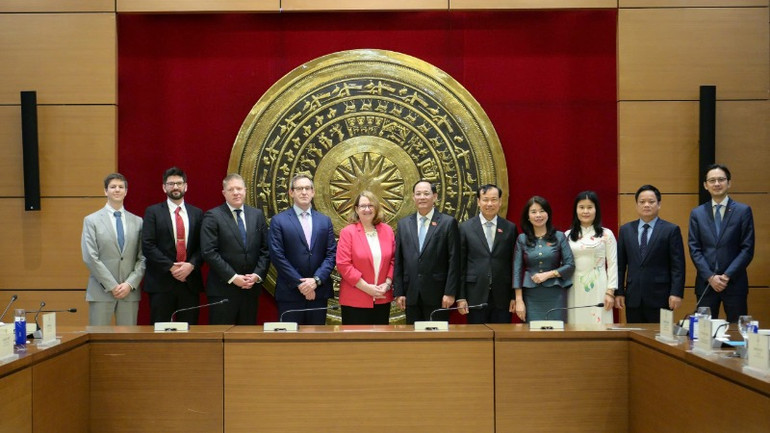 Phó Chủ tịch Quốc hội Trần Quang Phương và các đại biểu chụp ảnh lưu niệm cùng Đoàn USCC.