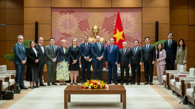 Các đại biểu chụp ảnh lưu niệm.