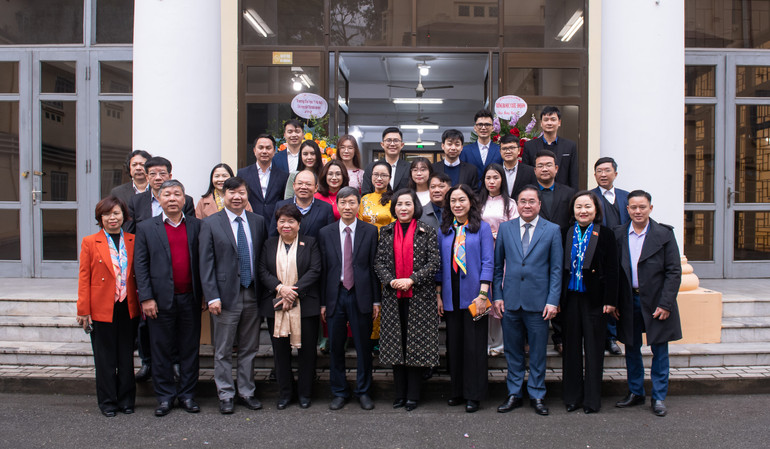 Phó Chủ tịch Quốc hội Nguyễn Thị Thanh chụp ảnh lưu niệm cùng các đại biểu tại Viện Vệ sinh dịch tễ Trung ương.