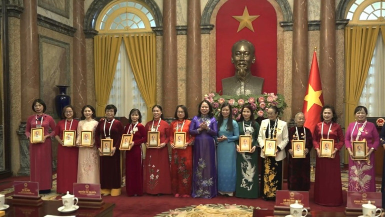 Phó Chủ tịch nước Võ Thị Ánh Xuân tặng quà các nữ đảng viên tiêu biểu.