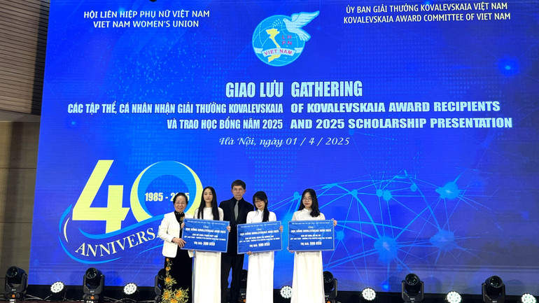 Trao học bổng Kovalevskaia năm 2025 tặng các nữ sinh.