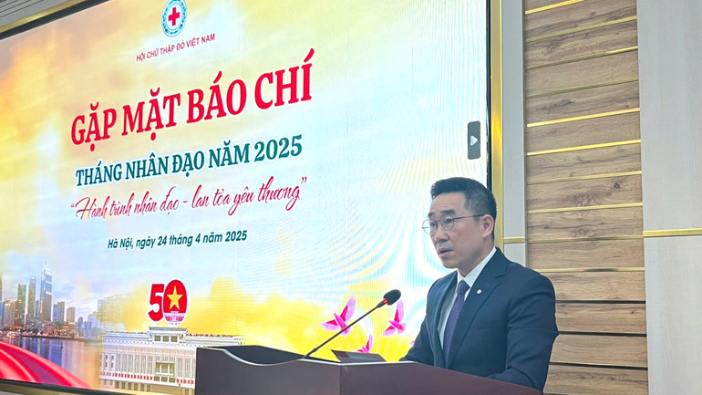 Đồng chí Nguyễn Hải Anh, Phó Chủ tịch, Tổng Thư ký Hội Chữ thập đỏ Việt Nam phát biểu tại buổi gặp mặt.