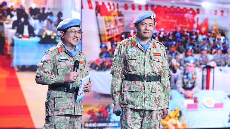 Những câu chuyện cảm động đã được cán bộ, chiến sĩ mũ nồi xanh chia sẻ tại chương trình.